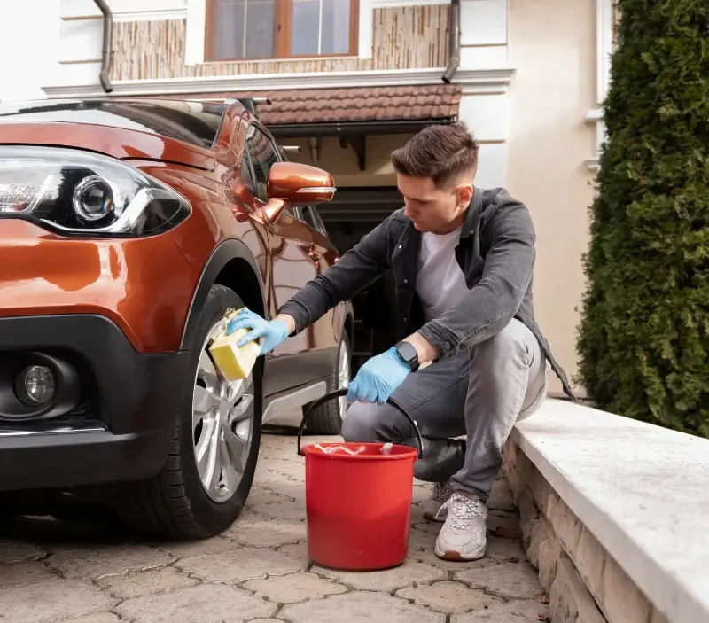 Lavage auto à domicile Champs-sur-Tarentaine-Marchal : professionnel intervenant sur un véhicule
